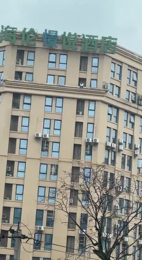 酒店跳樓，怎麼這麼想不開呢？.MP4