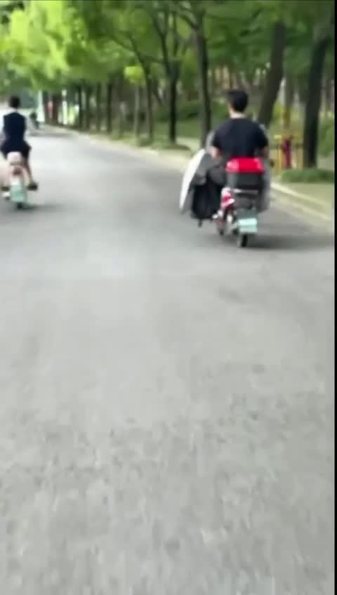 邊騎車邊打槍!這個有練過!