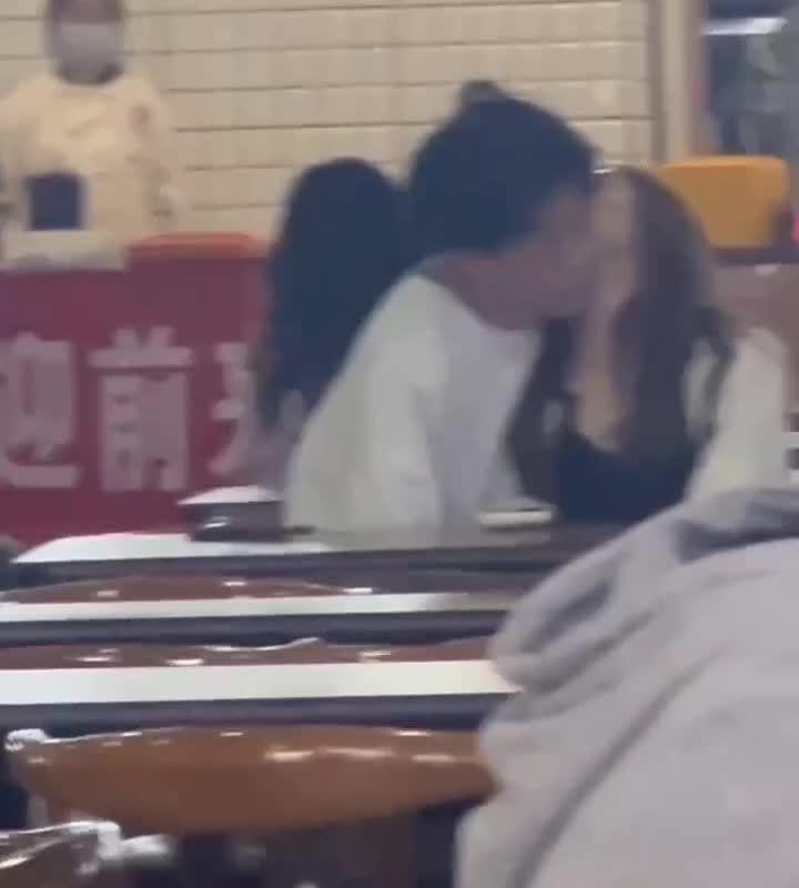 大學食堂，你吃飯，我吃瓜。