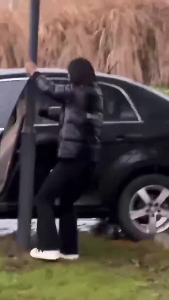 為什麼不往前開幾公尺 。 #廢物大賞