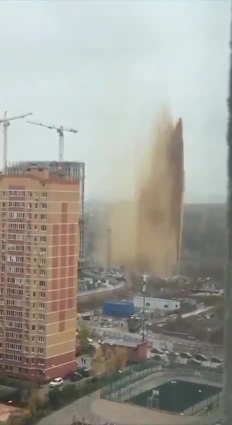 莫斯科某個地區出現了一座與居民大樓高度相當的糞水「噴泉」。